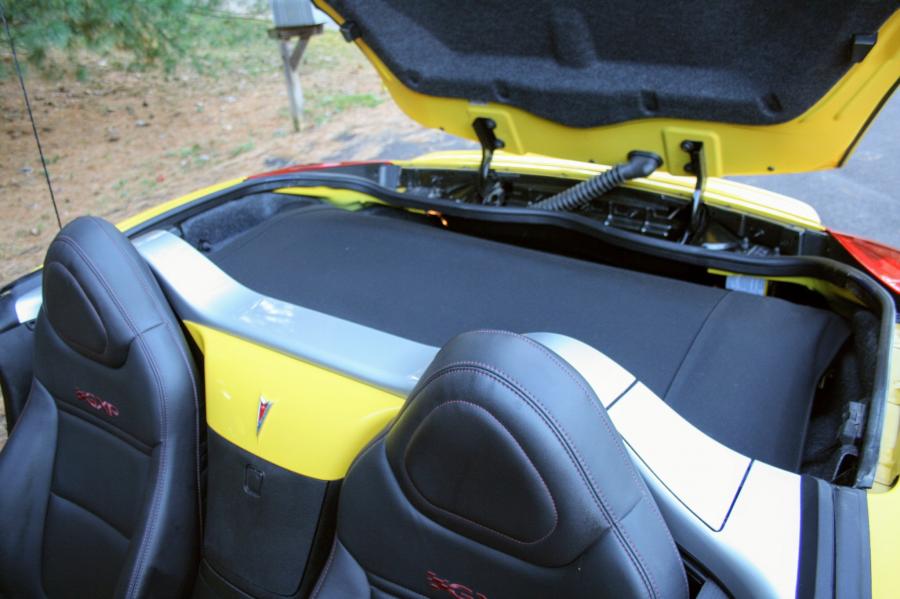 Детали интерьера Pontiac Solstice GXP 2008 года  (фото 48 из 68)